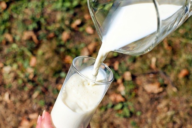 nalévání mléka do sklenice